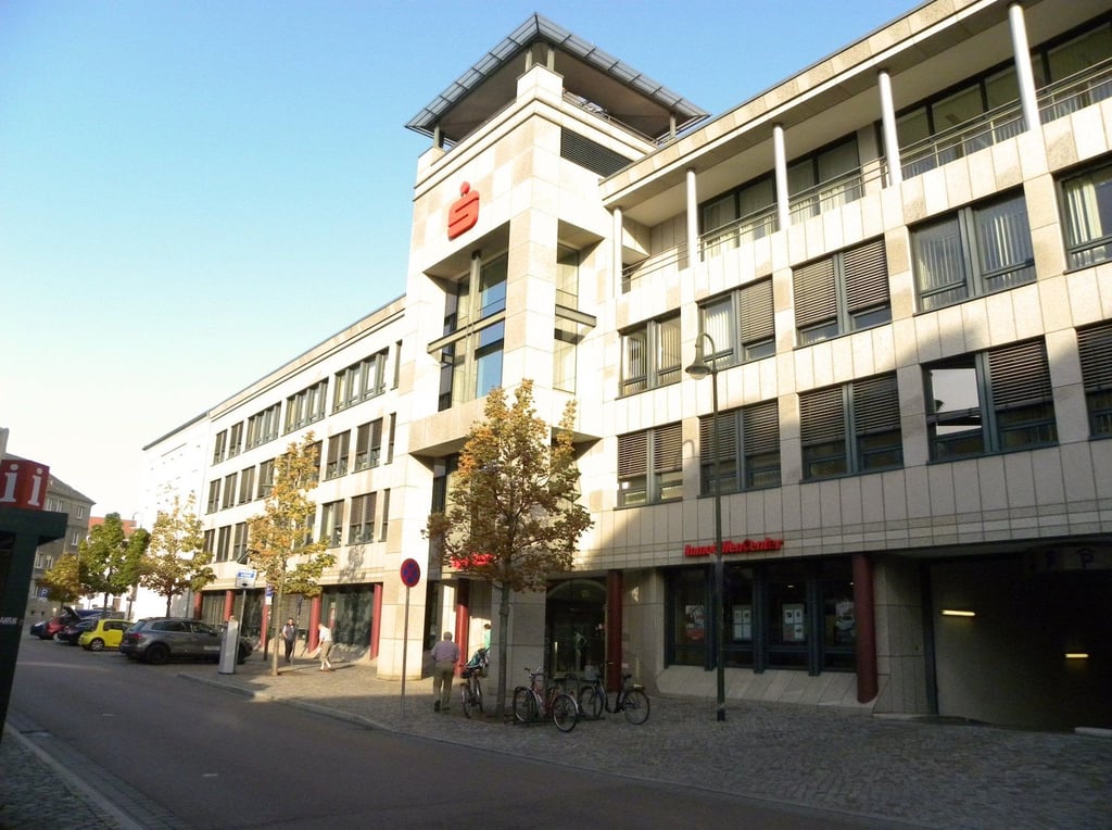 Drei Männer hatten eine Tür der Sparkasse aufgeschoben.
