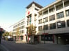 Drei Männer hatten eine Tür der Sparkasse aufgeschoben. 