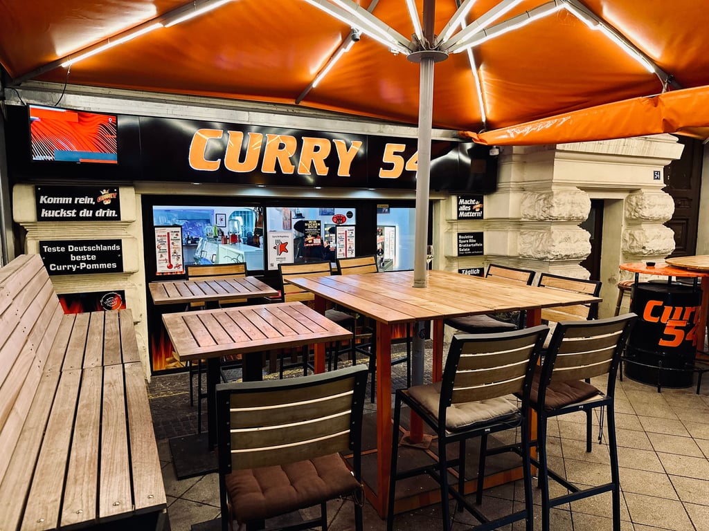 Der Schirm ist aufgespannt, bald öffnen sich auch die Türen des Curry 54 am Magdeburger Hasselbachplatz wieder.