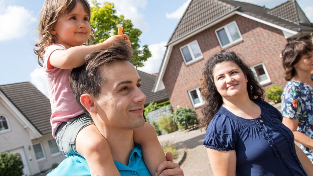Mit Zuversicht ins Eigenheim: Wer auf der Suche nach den eigenen vier Wänden ist, sollte genau wissen, wie viel Finanzierung möglich ist.
