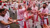 Die Feiernden warten auf den Start der „Chupinazo“-Rakete, mit der das San-Fermín-Festival 2025 offiziell eröffnet wird.