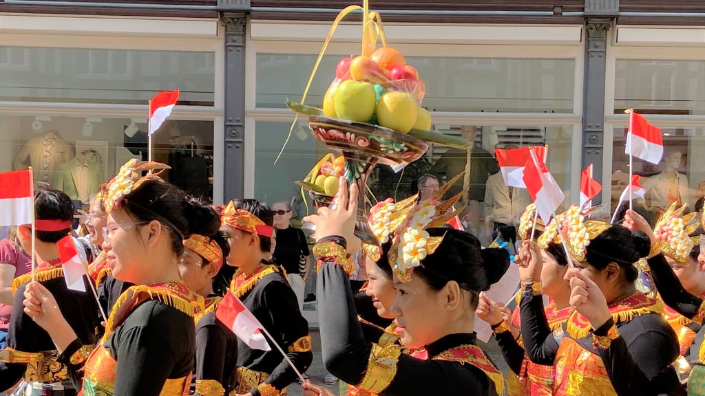 Wernigerodes Innenstadt verwandelt sich beim 13. internationalen Johannes-Brahms-Chorfestival in ein buntes Spektakel. Besonders farbenprächtig: Die Gewänder der Teilnehmer aus Indonesien.