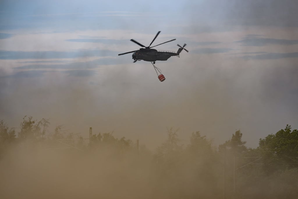 Der Brand in der Gohrischheide in Sachsen hat bisher nicht erneut auf Brandenburg übergegriffen.