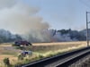 Rund 180 Einsatzkräfte kämpften am Mittwoch, 2. Juli, gegen die Flammen entlang der Bahnstrecke bei Calbe. Die Stadtverwaltung will nun prüfen, ob die Deutsche Bahn für die Einsatzkosten aufkommen muss.