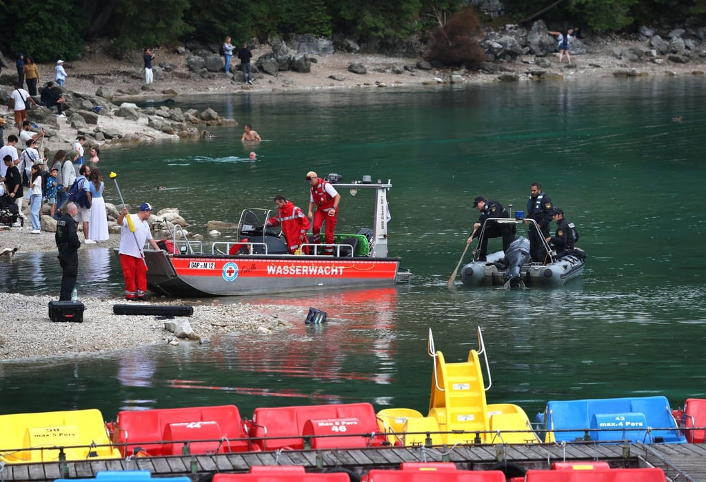 Im Eibsee wird nach einem untergegangenen Vater und seinem Sohn gesucht.