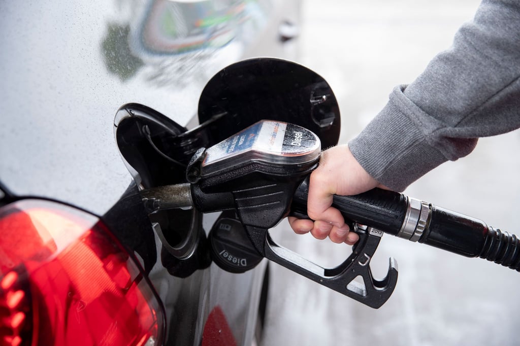 Eine dreiste Dieseldiebin tankt an der A7, will aber nicht bezahlen. (Symbolbild)