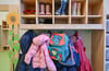 Kleidung von Kindern hängt in einer Kita / Kindergarten. (zu dpa: «IW: Kitagebühren für unter Dreijährige könnten 2025 stark ansteigen») +++ dpa-Bildfunk +++
