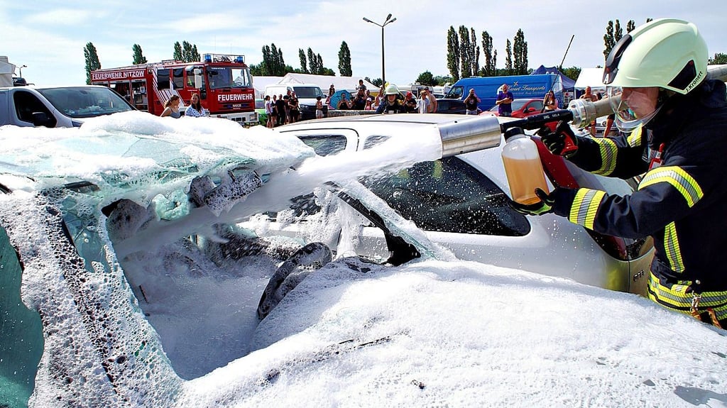 Beim Opeltreffen in Havelberg zeigt die Feuerwehr Nitzow den Einsatz eines Schaumlöschers bei einem Fahrzeugbrand.
