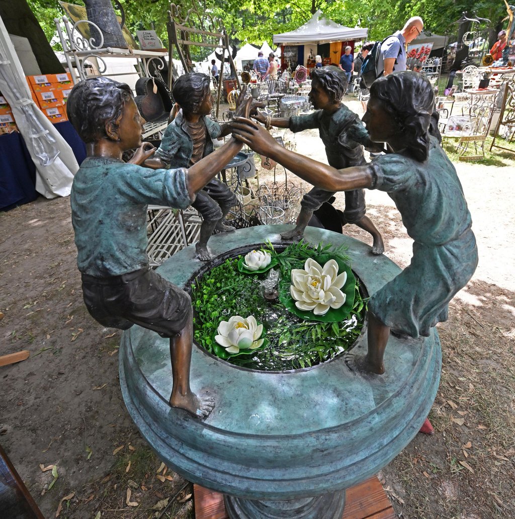 Ein Dekobrunnen für den Garten.