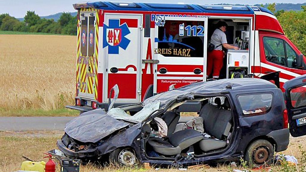 In diesem Auto wurde am Sonntagnachmittag auf der B 244 der Fahrer schwer verletzt.