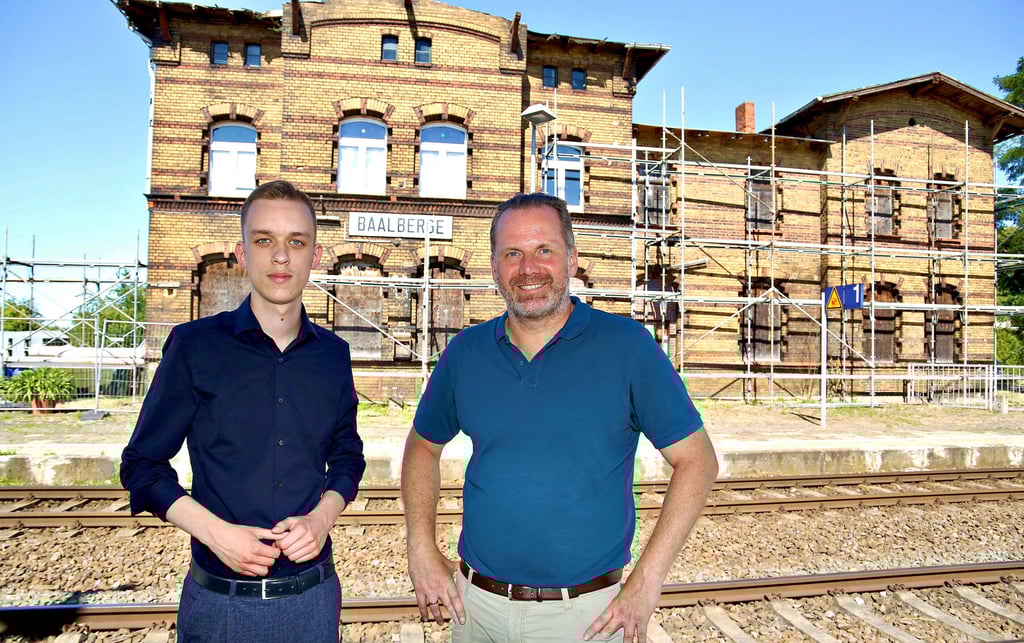 Treffpunkt draußen am Bahnhof: In Baalberge sprach Frank Klemmer (rechts) mit Mark Styra über das Leben im Salzlandkreis.