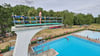 Dank einer Hebebühne konnte das Zehn-Meter-Brett im Weißenfelser Freibad&nbsp;ausnahmsweise mal wieder genutzt werden. Ingo Müller (im Sprung) und Christian Finzel (auf der Plattform) wagten sogar Kopfsprünge aus dieser Höhe.