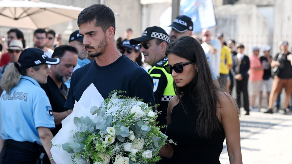 Der portugiesische RB-Leipzig-Spieler André Silva und seine Frau Maria Rodrigues nehmen an der Totenwache für Diogo Jota in der Kapelle Sao Cosme in der Stadt Gondomar bei Porto teil.