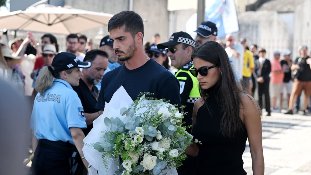 Der portugiesische RB-Leipzig-Spieler André Silva und seine Frau Maria Rodrigues nehmen an der Totenwache für Diogo Jota in der Kapelle Sao Cosme in der Stadt Gondomar bei Porto teil.