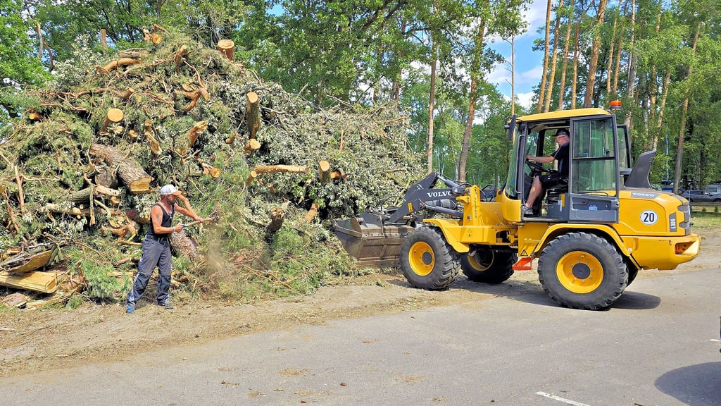 Der Sturm am 26. Juni 2025 hat im Waldbad Wischer seine Spuren hinterlassen. Per Hinz (links) und Betreiber Tino Braune räumen die Holzmassen beiseite.