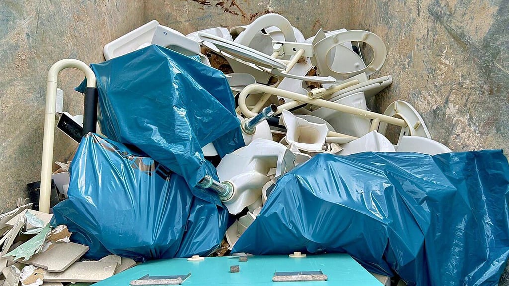 Die alten Waschbecken und Toiletten aus der Merseburger Rischmühlenhalle sind bereits im Container gelandet.