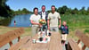 Der Bürgermeister der Gemeinde Börde-Hakel, Tim Heberling (rechts) und der Vorsitzende des Westeregelner Angelvereins, Chris Kupke, bedankten sich bei der  Avacon-Kommunalreferentin Antje Klimek mit einem Blumenstrauß für die Unterstützung des Unternehmens. 