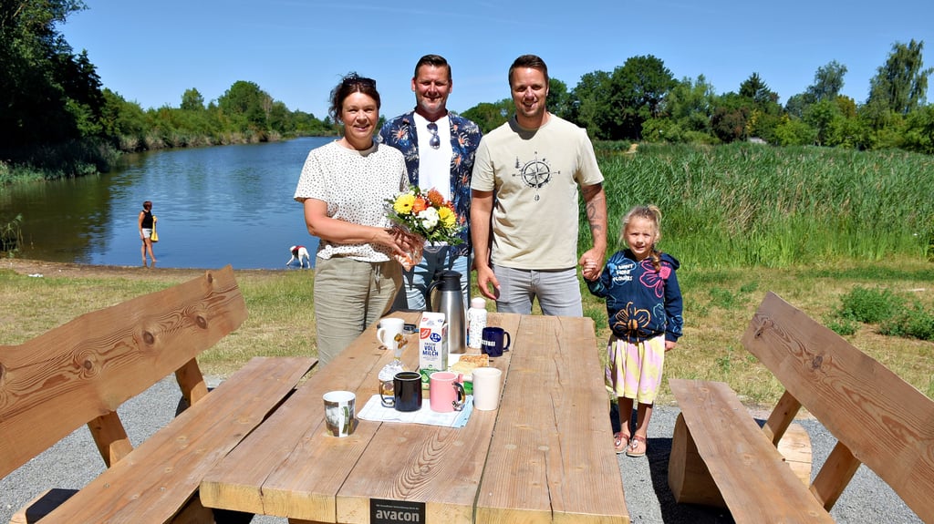 Der Bürgermeister der Gemeinde Börde-Hakel, Tim Heberling (rechts) und der Vorsitzende des Westeregelner Angelvereins, Chris Kupke, bedankten sich bei der Avacon-Kommunalreferentin Antje Klimek mit einem Blumenstrauß für die Unterstützung des Unternehmens.