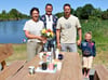 Der Bürgermeister der Gemeinde Börde-Hakel, Tim Heberling (rechts) und der Vorsitzende des Westeregelner Angelvereins, Chris Kupke, bedankten sich bei der  Avacon-Kommunalreferentin Antje Klimek mit einem Blumenstrauß für die Unterstützung des Unternehmens. 
