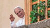 Papst Leo XIV. grüßt aus dem Urlaub in Castel Gandolfo.