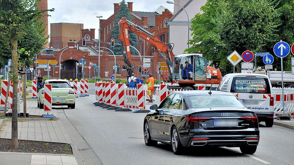 Bauarbeiten an der Bahnhofstraße in Stendal: Autofahrer werden umgeleitet und können die Sperrung aus Richtung Bahnhof umfahren.