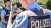 Polizeihauptkommissar Sebastian Schultzik (l) und Polizeimeister Arthur Gamm filmen eine neue Videoszene.