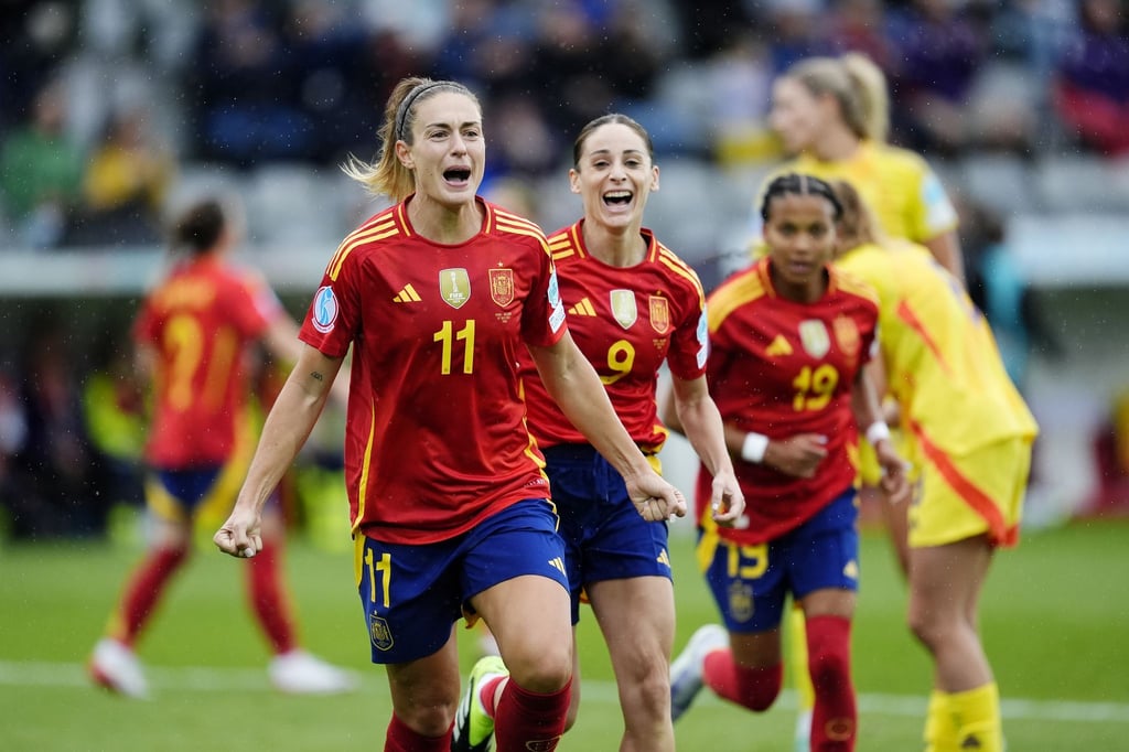 Die zweimalige Weltfußballerin Alexia Putellas (l) bejubelt ihr Tor zum 1:0.