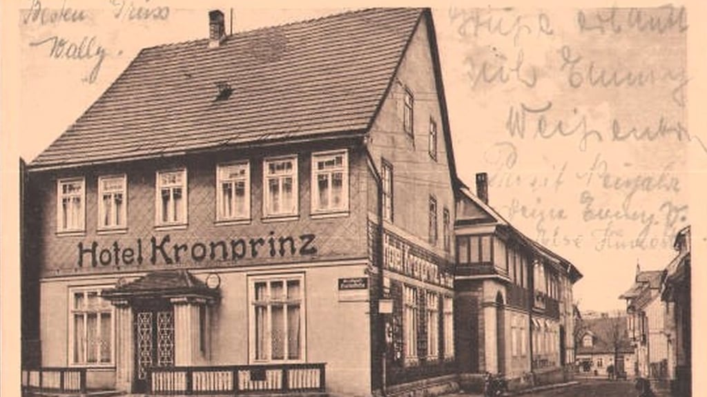 Das Hotel Kronprinz, 1924. Hier flimmerten im März 1918 die ersten bewegten Bilder über die Leinwand. Als FDGB-Erholungsheim „Harzklause“ überstand das Haus die DDR-Zeit nicht. 1979 wurde es, abgesehen von Kinosaal, abgerissen.