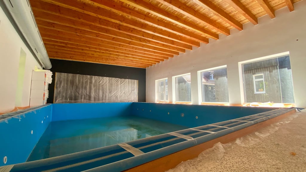 So sieht es akutell im neuen Schwimmbad des Hotels „Der Kräuterhof“ in Drei Annen Hohne aus - das Becken ist zehn Meter lang.