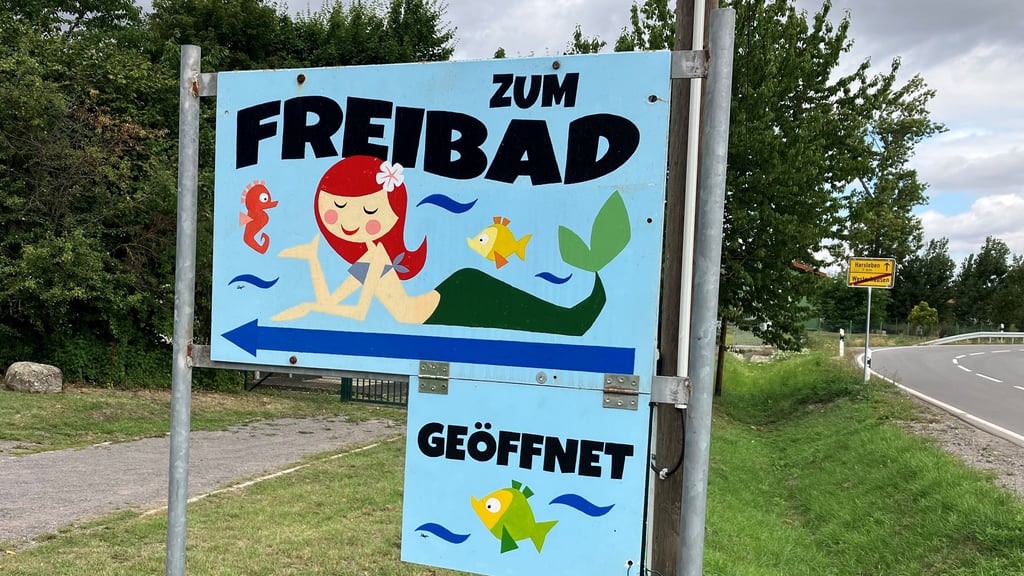 Das Schild weist den Weg zum Freibad am Ortsrand von Westerhausen.