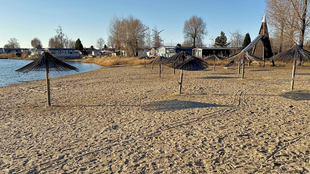 Vergangenes Idyll: Am Schachtsee in Wolmirsleben könnte gebadet werden, wenn die ganze Anlage nicht versiegelt wäre.