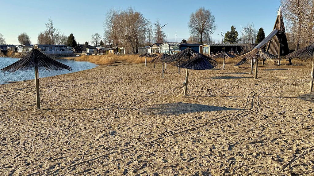 Vergangenes Idyll: Am Schachtsee in Wolmirsleben könnte gebadet werden, wenn die ganze Anlage nicht versiegelt wäre.