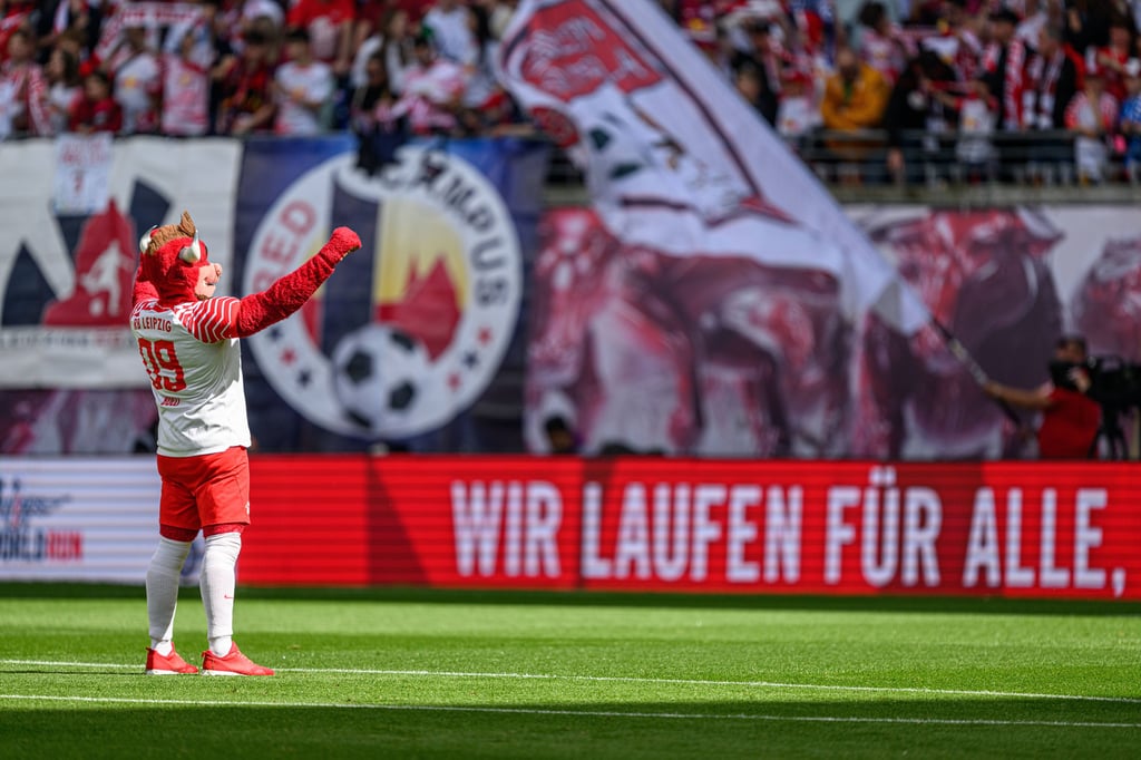 Eine Bandenwerbung bei RB Leipzig.