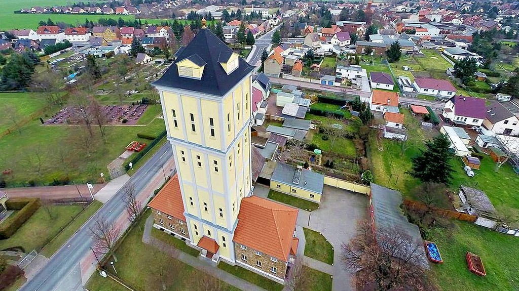 Der Wasserturm in Bobbau aus luftiger Höhe betrachtet.