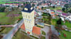Der Wasserturm in Bobbau aus luftiger Höhe betrachtet.