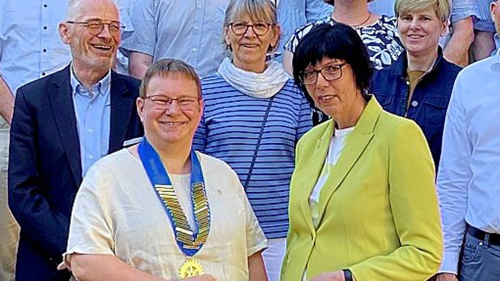 Ulrike Rasch aus Genthin (vorn links) übernahm das Präsidentenamt von Konstanze Nolte.