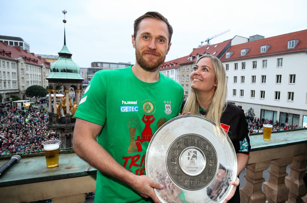 Albin Lagergren und seine Maria freuten sich im Vorjahr auf dem Magdeburger Rathausbalkon mit der Meisterschale. Jetzt haben die beiden in ihrer schwedischen Heimat ganz romantisch geheiratet.