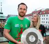 Albin Lagergren und seine Maria freuten sich im Vorjahr auf dem Magdeburger Rathausbalkon mit der Meisterschale. Jetzt haben die beiden in ihrer schwedischen Heimat ganz romantisch geheiratet.  