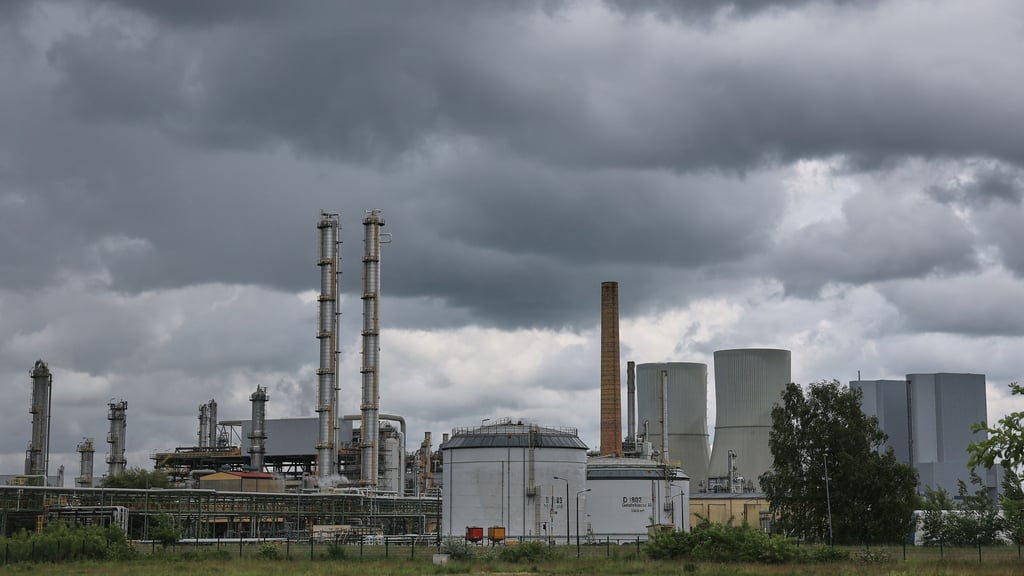 Blick auf die Dow-Chemieanlagen in Böhlen: Der US-Konzern schließt aus Kostengründen zwei Chemieanlagen in Mitteldeutschland.