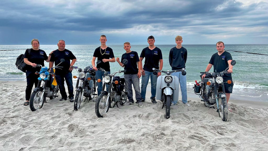 Stefanie (v.l.) und Rene Nußbaum sowie Hendrik Christmann, Luca Schmidt, Norman Nußbaum, Christof Renkwitz und Eike Dockhorn haben mit ihren Zweirädern aus DDR-Zeiten den Ostseestrand erreicht.