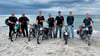 Stefanie (v.l.) und Rene Nußbaum sowie Hendrik Christmann, Luca Schmidt, Norman Nußbaum, Christof Renkwitz und Eike Dockhorn haben mit ihren Zweirädern aus DDR-Zeiten den Ostseestrand erreicht.