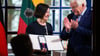 Die langjährige Leiterin des Thomas-Mann-Hauses in Nida, Vitalija Terese Jonusiene, erhält von Bundespräsident Frank-Walter Steinmeier das Bundesverdienstkreuz.
