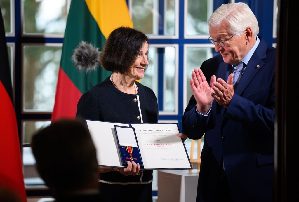 Die langjährige Leiterin des Thomas-Mann-Hauses in Nida, Vitalija Terese Jonusiene, erhält von Bundespräsident Frank-Walter Steinmeier das Bundesverdienstkreuz.