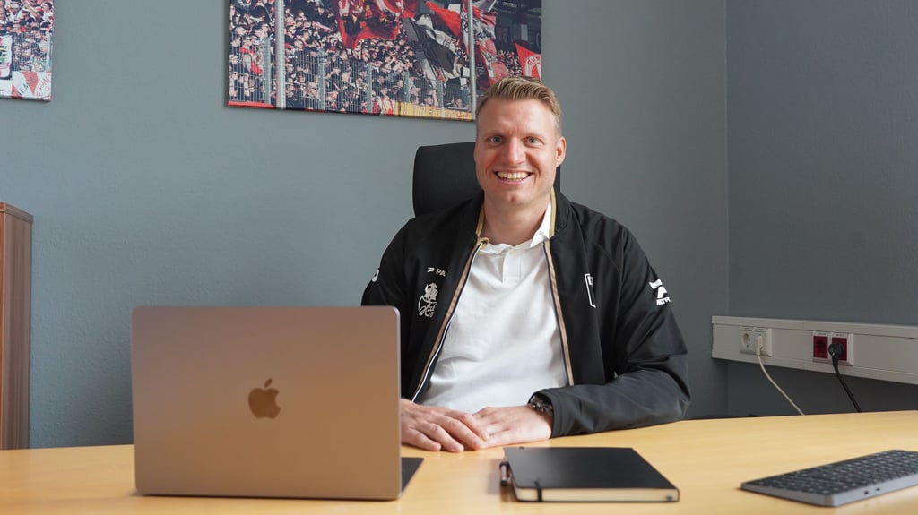 Marian Unger sitzt als Leiter des Lizenzspielerabteilung jetzt vermehrt am Schreibtisch.