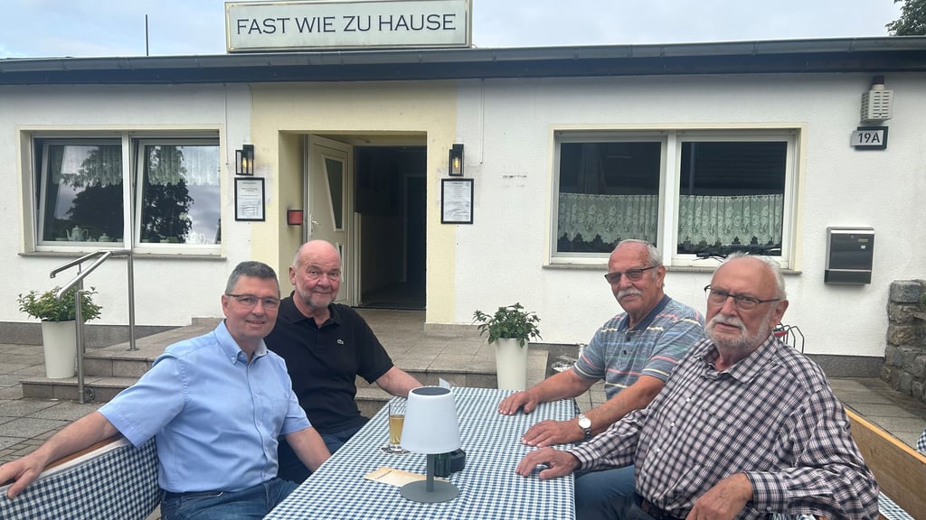 Einige Mitglieder des Hopfengartenvereins verbringen gerne einen Abend in der Gaststätte "Fast wie Zuhause" im Stadtteil Hopfengarten. Von links: Michael Kleber, Jürgen Pechau, Dieter Förster und Helmut Ostermeyer. 