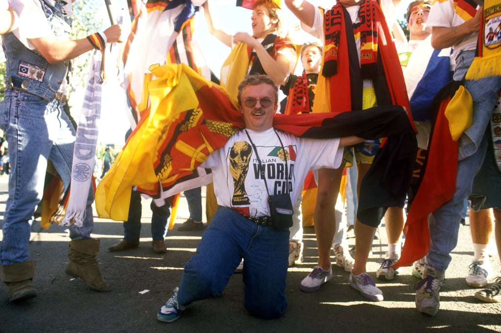 Unter den deutschen Fans in Italien waren auch zahllose Anhänger aus der DDR, die trotz knapper Kassen gekommen waren, um mit der DFB-Elf zu feiern.