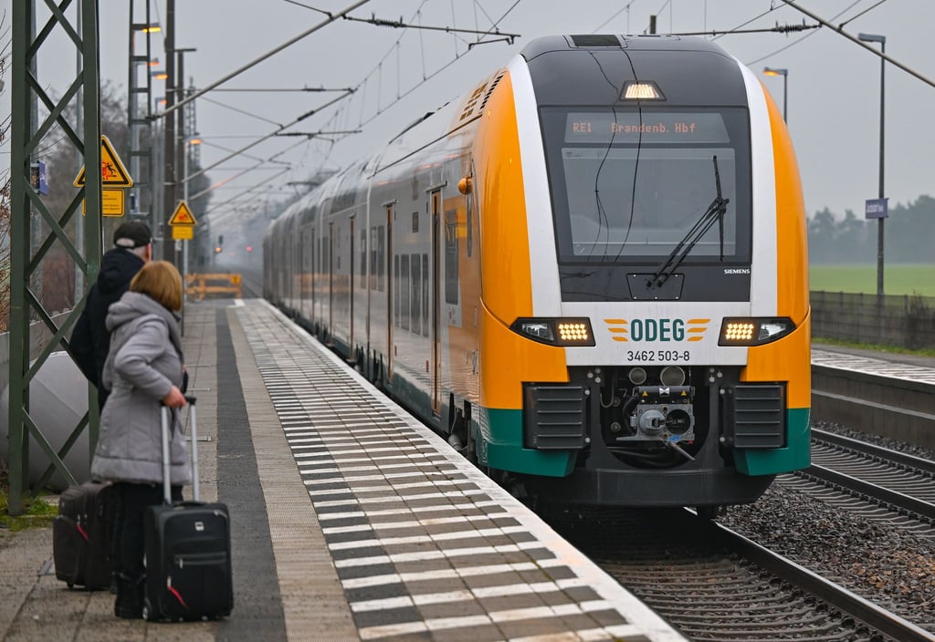 Die Linie der Regionalbahn RE1 ist wochenlang unterbrochen. (Symbolbild)