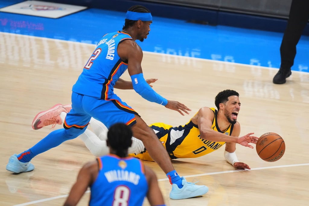 Tyrese Haliburton (r) von den Indiana Pacers fällt wegen eines Achillessehnenrisses für die komplette nächste NBA-Saison aus.
