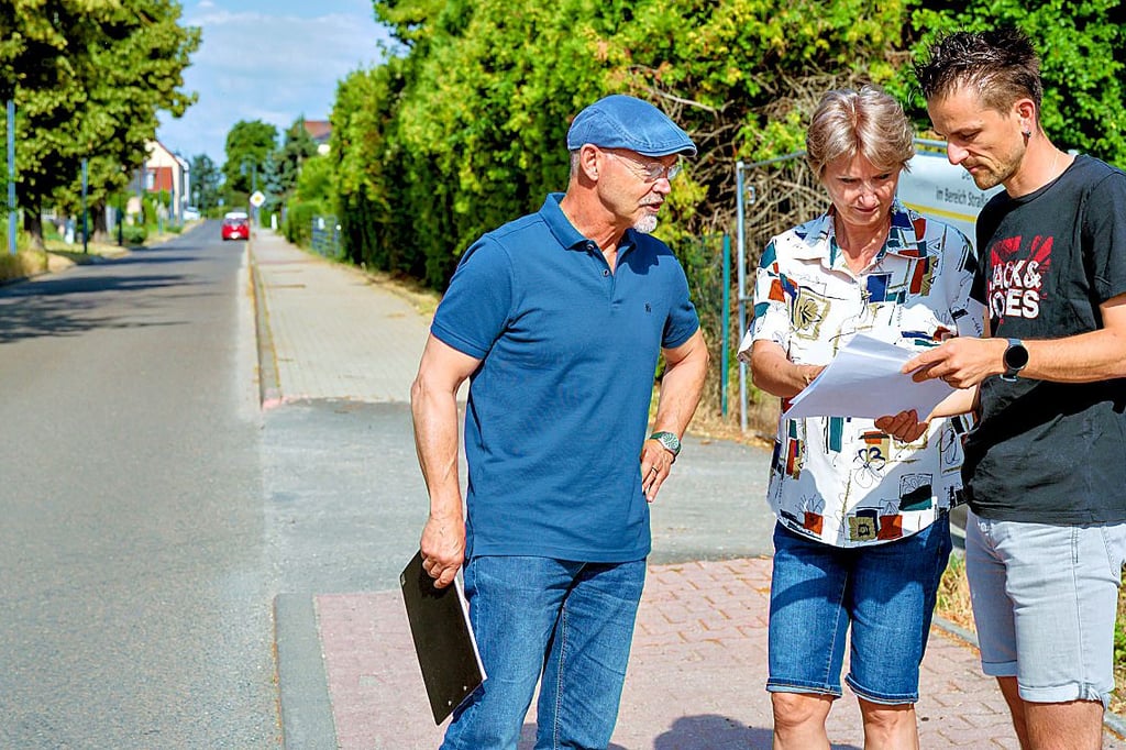IPN-Planer Thomas Gärtitz (l.) mit den zuständigen AZV-Mitarbeitern Steffi Pastuschek und Toni Winkler. Im Hintergrund: der Teil des Naumburger Linsenbergs (bis etwa zu dem roten Auto), der ab Ende Juli gesperrt sein wird.
