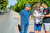 IPN-Planer Thomas Gärtitz (l.)  mit den zuständigen AZV-Mitarbeitern Steffi Pastuschek und Toni Winkler. Im Hintergrund: der Teil des Naumburger Linsenbergs (bis etwa zu dem roten Auto), der ab Ende Juli gesperrt sein wird.